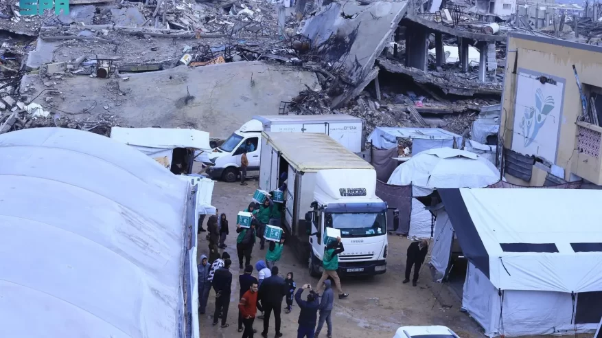 سلمان للإغاثة يوزع سلالًا غذائية على الأسر في مخيم جباليا المدمر شمال قطاع غزة