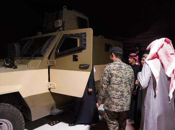 الأفواج الأمنية تبرز مصفحة “تارس 2” سعودية الصنع لزوّار “واحة الأمن”