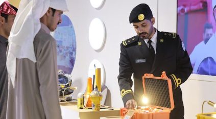 حرس الحدود يستعرض أجهزة السلامة البحرية لزوّار واحة الأمن بمهرجان الملك عبدالعزيز للإبل