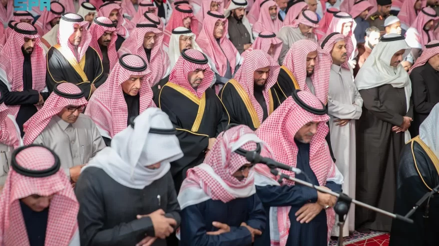 نائب أمير تبوك يؤدي صلاة الميت على الشيخ أحمد الخريصي