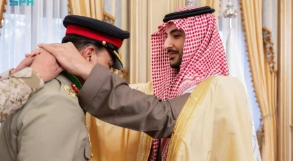 إنفاذًا لأمر الملك سلمان.. وزير الدفاع يُقلِّد قائد الجيش الباكستاني وسام الملك عبدالعزيز