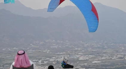 الطيران الشراعي في عسير.. رياضة تُحلّق بالسياحة وتوثّق جمال الطبيعة