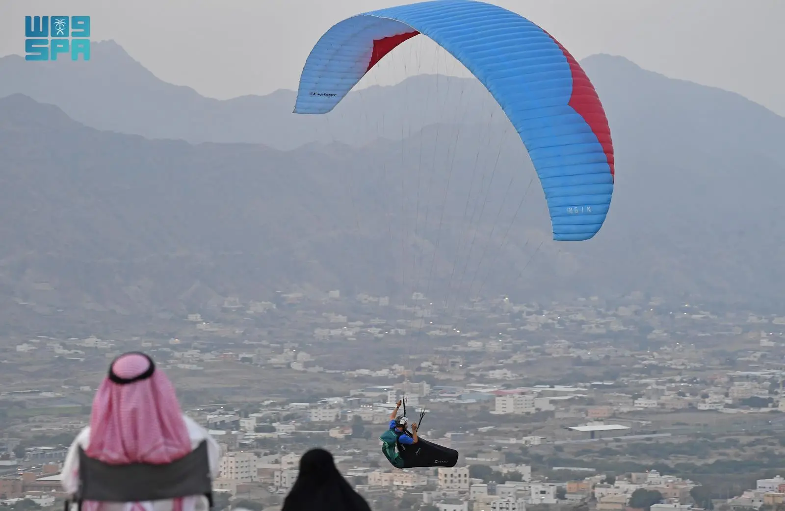 الطيران الشراعي في عسير.. رياضة تُحلّق بالسياحة وتوثّق جمال الطبيعة 