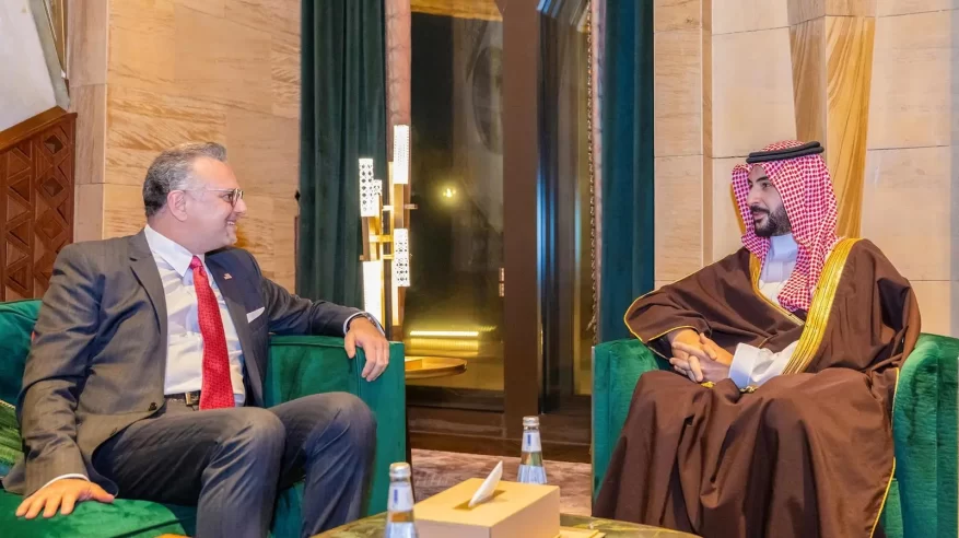 خالد بن سلمان يبحث مستجدات الأحداث مع كبير مستشاري الرئيس الأمريكي