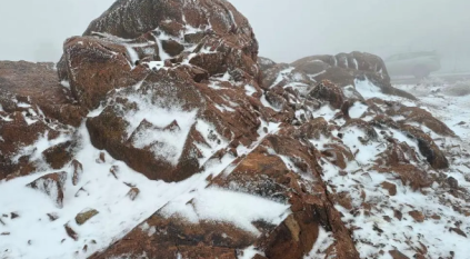 لقطات لهطول الأمطار وتساقط الثلوج على مرتفعات تروجينا بمنطقة تبوك