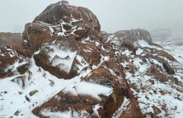 لقطات لهطول الأمطار وتساقط الثلوج على مرتفعات تروجينا بمنطقة تبوك