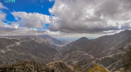 مرتفعات الباحة تتوشّح بالضباب والغيوم في مشاهد شتوية آسرة