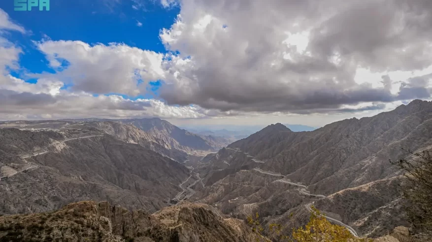 مرتفعات الباحة تتوشّح بالضباب والغيوم في مشاهد شتوية آسرة