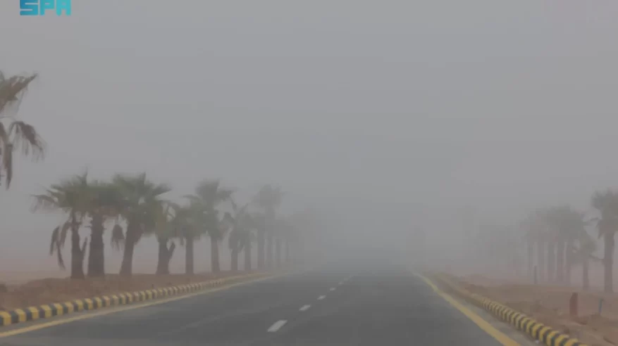 الضباب يغطي سماء عرعر ولقطات توثق 