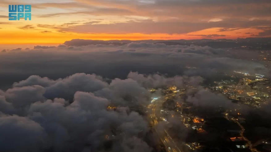 شاهد.. السُحب والغيوم ترسم لوحة شتاء عسير