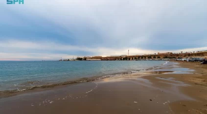 أهالي الوجه يستمتعون بالأجواء الغائمة على شواطئ البحر الأحمر