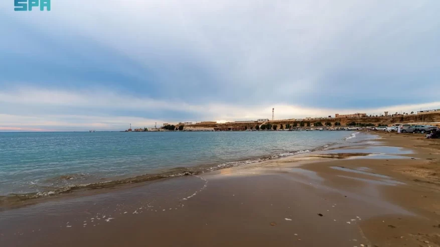 أهالي الوجه يستمتعون بالأجواء الغائمة على شواطئ البحر الأحمر