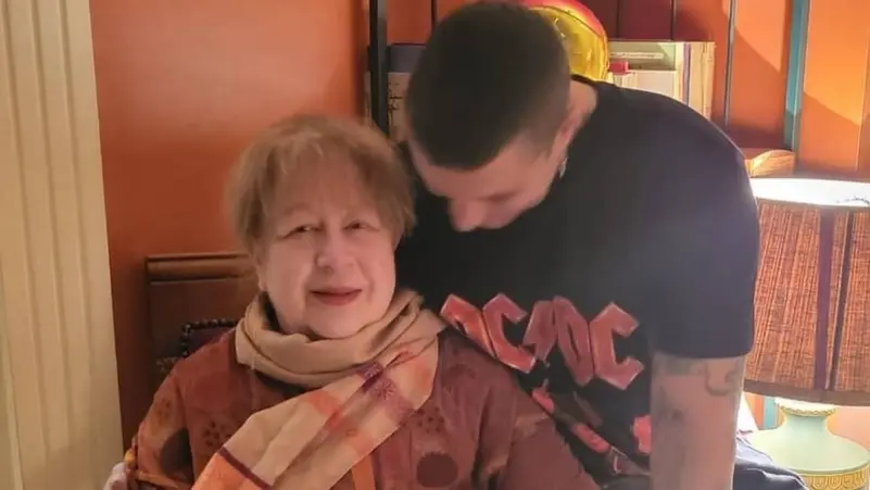 مشادات في عزاء سمية الألفي.. أحمد الفيشاوي يشتبك مع مصور ويصادر هاتفًا