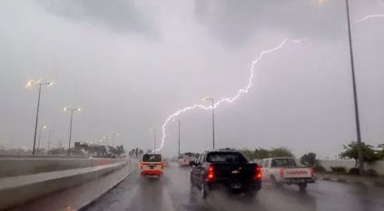 توقعات الطقس اليوم: أمطار رعدية وضباب على عدة مناطق