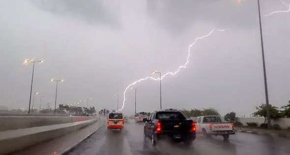 توقعات الطقس اليوم: أمطار رعدية وضباب على عدة مناطق