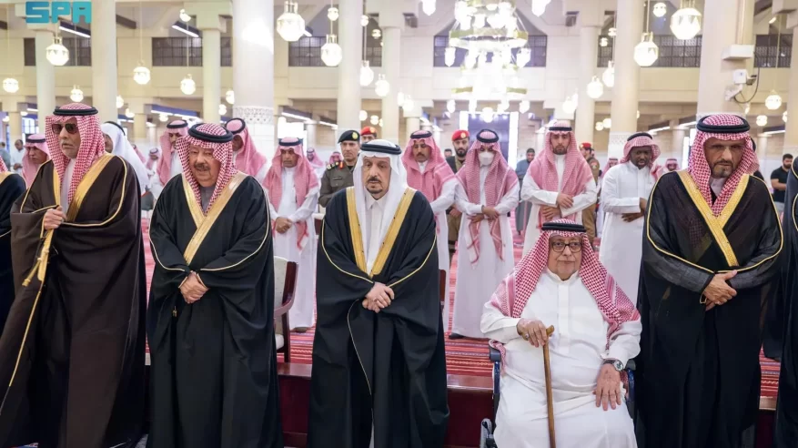 فيصل بن بندر يؤدي صلاة الميت على عبدالله بن فهد بن عبدالله آل سعود