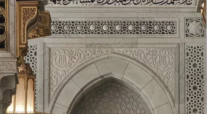 الخط العربي يزيّن أروقة وجنبات المسجد الحرام