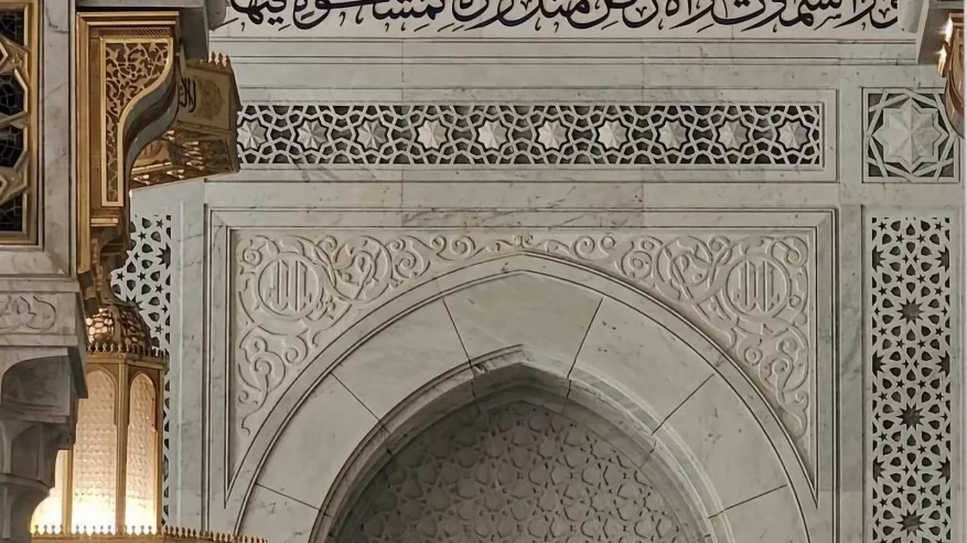 الخط العربي يزيّن أروقة وجنبات المسجد الحرام