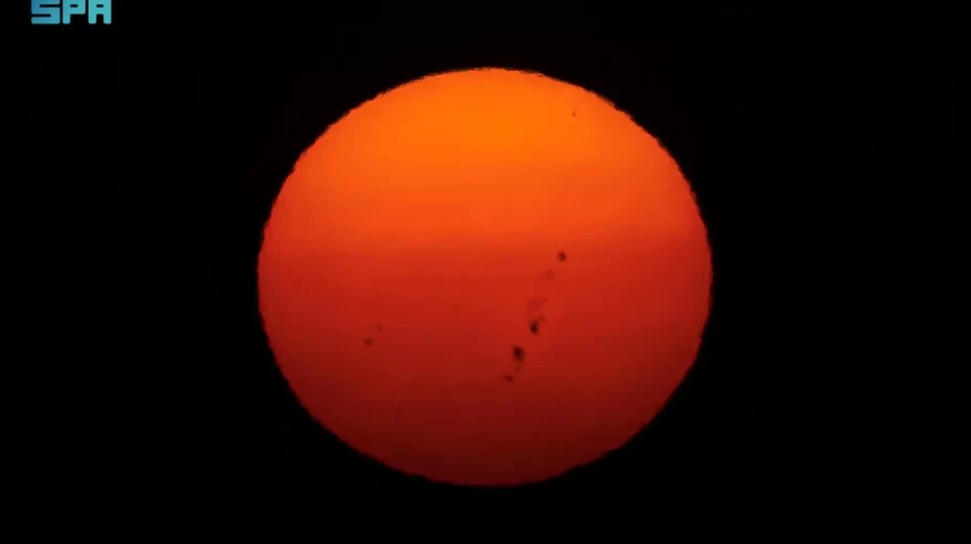 رصد بقع شمسية نشطة من سماء عرعر