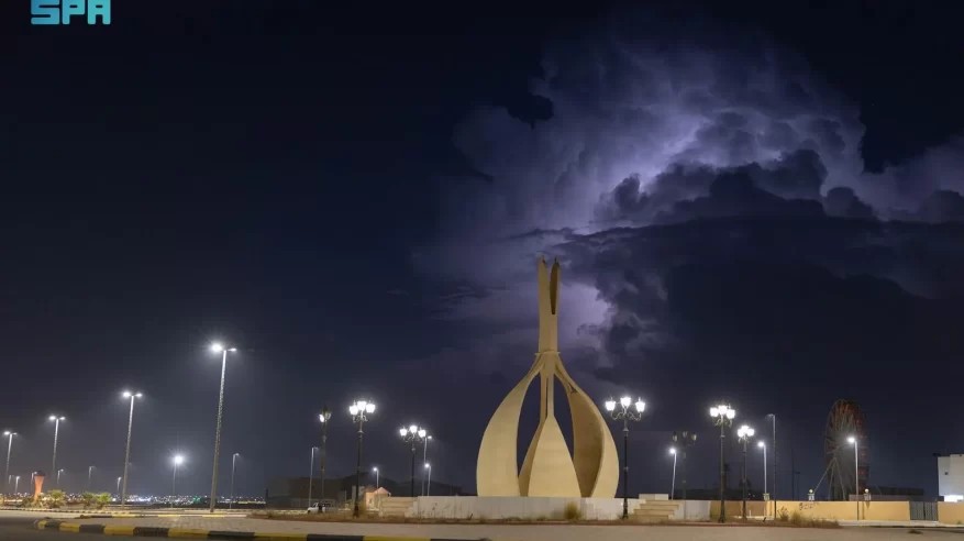 صواعق رعدية مصحوبة بأمطار على عرعر