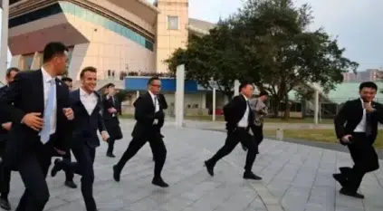 ركض والحراس خلفه.. ماكرون يخرق البروتوكول الأمني في الصين