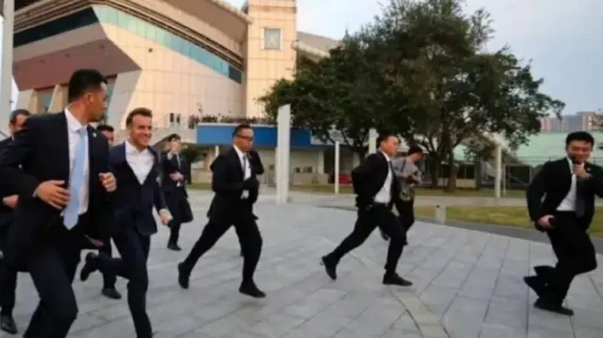 ركض والحراس خلفه.. ماكرون يخرق البروتوكول الأمني في الصين