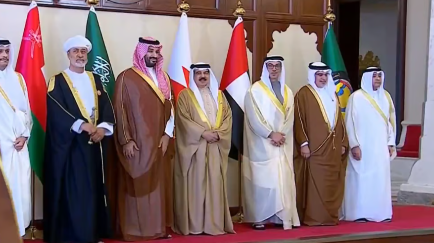 ولي العهد يتوسط قادة وممثلي دول الخليج في الصورة التذكارية للقمة الخليجية الـ 46