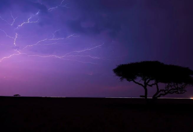 لقطات توثق الحالة المطرية على محافظة أملج