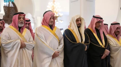 عبدالعزيز بن سعود يؤدي صلاة الميت على الفريق أول سعيد بن عبدالله القحطاني