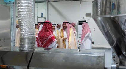 وزير الصناعة يزور المدينة الصناعية بجازان ويدشّن مشروعًا نوعيًا لصناعة الأعلاف