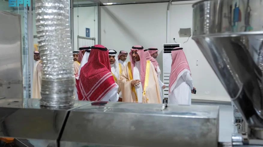 وزير الصناعة يزور المدينة الصناعية بجازان ويدشّن مشروعًا نوعيًا لصناعة الأعلاف