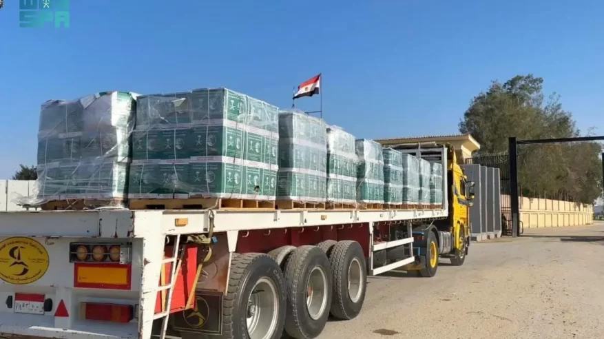 قافلة مساعدات إغاثية سعودية جديدة تعبر منفذ رفح لنقلها إلى قطاع غزة