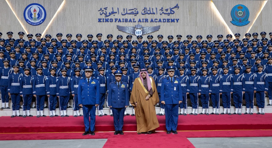 نائب وزير الدفاع يرعى حفل تخريج الدفعة 107 من طلبة كلية الملك فيصل الجوية