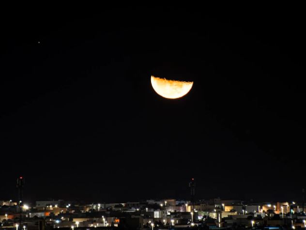 رصد التربيع الأخير لقمر رجب واقترانه بنجم السماك الأعزل في سماء المملكة