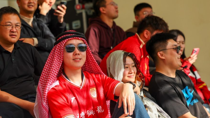 جماهير صينية بالشماغ السعودي تلفت الأنظار في كأس آسيا تحت 23 عامًا 2026