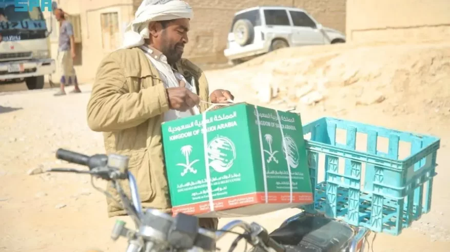 سلمان للإغاثة يوزّع 1.800 سلة غذائية في مديرية السوم بحضرموت