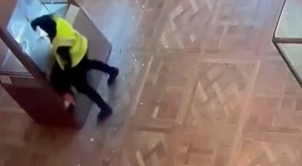الكشف عن مشاهد جديدة لعملية سرقة المجوهرات من متحف اللوفر