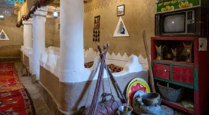 من خبز المقشوش إلى ظلال النخيل.. هكذا يستقبل قصر العيشان زواره في سكاكا