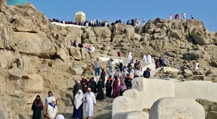 جبل الرحمة بعرفات شاهدٌ خالد على أعظم مشاهد الحج