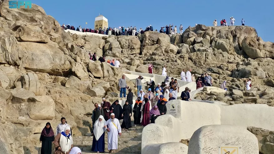 جبل الرحمة بعرفات شاهدٌ خالد على أعظم مشاهد الحج
