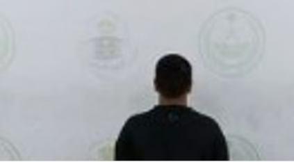 القبض على مواطن لسرقته مركبة في وضع التشغيل وعكس السير بالرياض