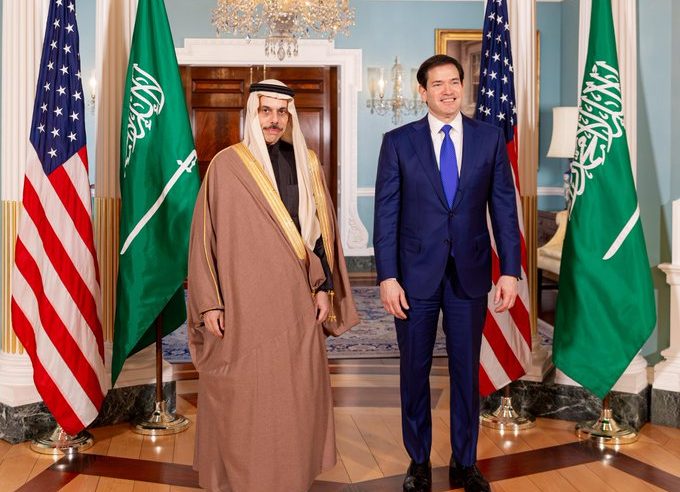 فيصل بن فرحان يستعرض العلاقات ومستجدات الأحداث مع نظيره الأمريكي