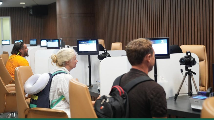 الجوازات تنهي إجراءات سفر السياح القادمين من جزيرة سقطرى