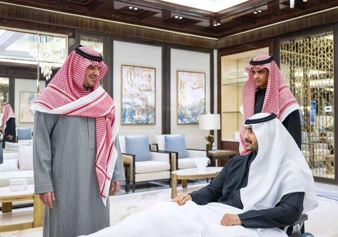 وزير الداخلية يكرم رجل الأمن ريان آل أحمد