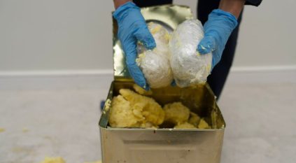 إحباط تهريب 269 ألف حبة من الإمفيتامين المخدر مُخبأة في إرسالية “مواد غذائية”