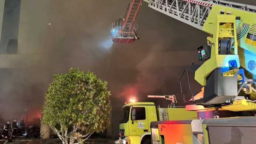 لا إصابات.. مدني ينبع يخمد حريقًا في 3 محال تجارية