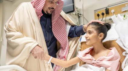 فيصل بن مشعل يطمئن على طفلة سودانية فقدت أسرتها في حادث مروري