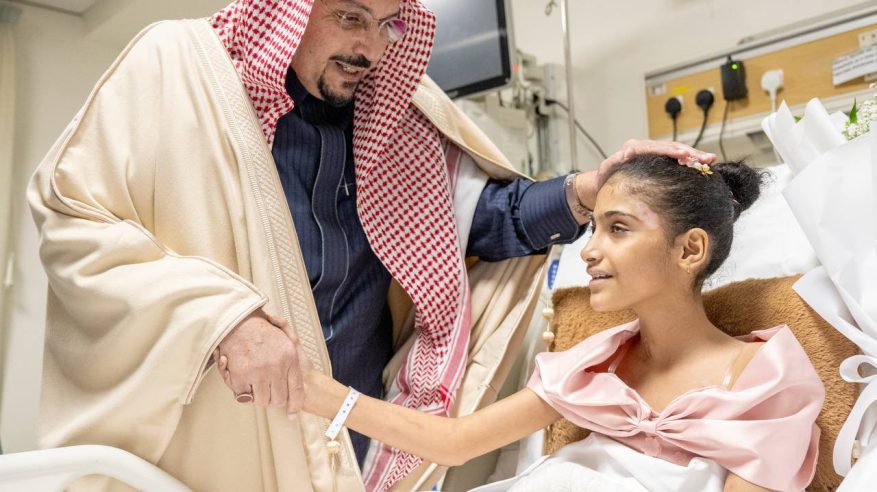 فيصل بن مشعل يطمئن على طفلة سودانية فقدت أسرتها في حادث مروري