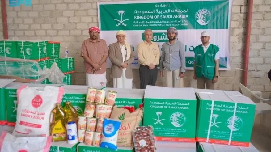 سلمان للإغاثة يوزّع 2.700 سلة غذائية بمحافظة حضرموت