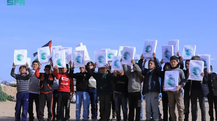 سلمان للإغاثة يوزّع ملابس شتوية على الطلاب في خان يونس